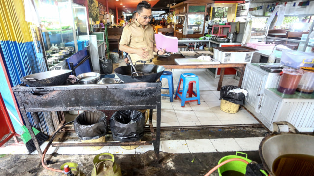 Petugas dari Dinas Perindustrian dan Perdagangan (Disperindag) Kota Palembang melakukan sidak pemakaian gas LPG di sejumlah rumah makan. (Foto: Antara FOTO/Nova Wahyudi)