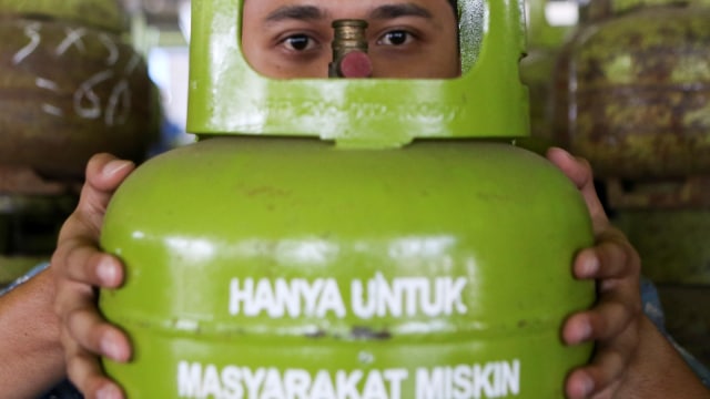 Warga memperlihatkan tabung Liquefied Petroleum Gas (LPG)  ukuran tiga kilogram di Depot LPG Pulau Layang, Plaju, Palembang, Sumatera Selatan. (Foto: Antara FOTO/Nova Wahyudi)