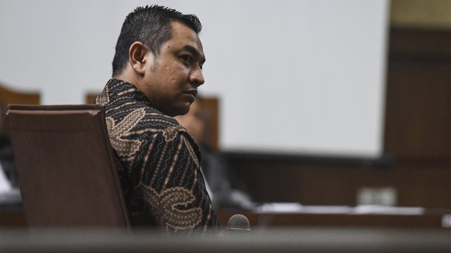 Staf khusus Gubernur Aceh nonaktif Irwandi Yusuf, Hendi Yuzal menjalani sidang dengan agenda pembacaan dakwaan di Pengadilan Tipikor. (Foto: ANTARA FOTO/Hafidz Mubarak A)