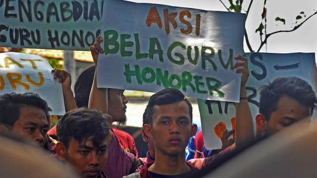 Sejumlah mahasiswa Fakultas Keguruan Untirta Banten berunjuk rasa mendesak pemerintah memperbaiki nasib para guru honorer. Foto:  ANTARA FOTO/Asep Fathulrahman