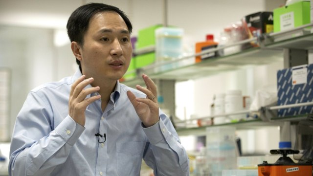 He Jiankui, peneliti China yang klaim lakukan edit genetik pada dua bayi. Foto: AP Photo/Mark Schiefelbein