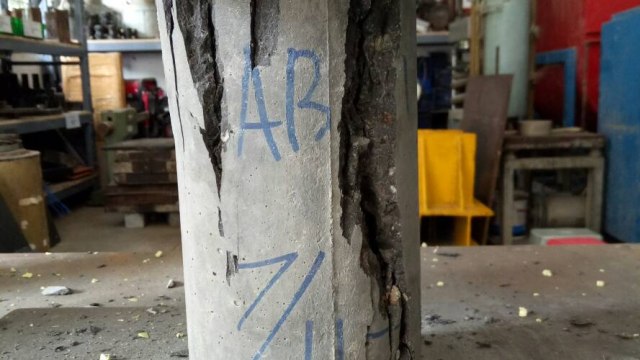 Sekelompok mahasiswa Institut Teknologi Sepuluh November (ITS) Surabaya sukses menyulap abu terbang menjadi bahan beton. (Foto: Phaksy Sukowati/kumparan)