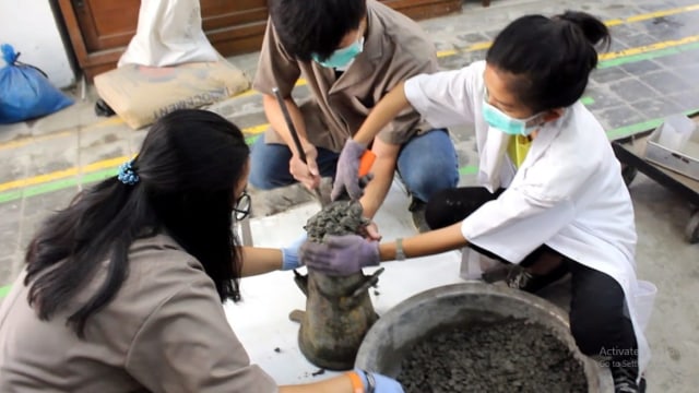 Sekelompok mahasiswa Institut Teknologi Sepuluh November (ITS) Surabaya sukses menyulap abu terbang menjadi bahan beton. (Foto: Phaksy Sukowati/kumparan)