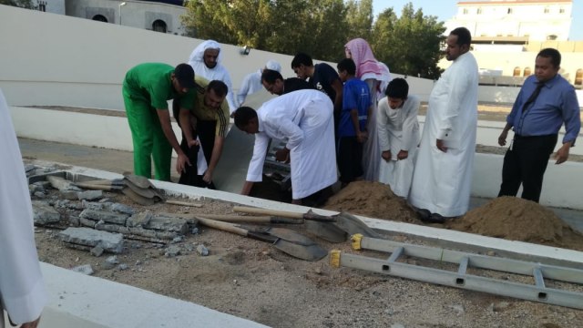 KJRI Jeddah makamkan jenazah Entin, TKI yang meninggal di Arab Saudi. (Foto: dok. KJRI Jeddah)