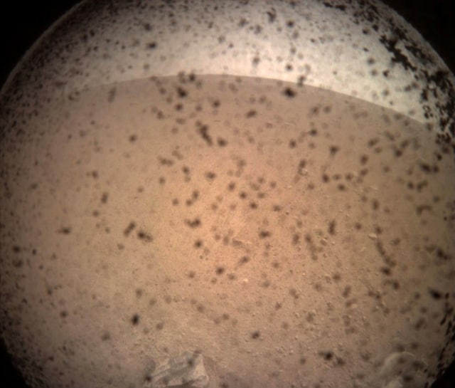 Gambar pertama daratan Planet Mars yang diambil robot InSight NASA. (Foto: NASA/JPL-Caltech via Reuters)