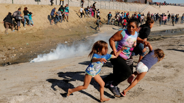 Maria Lila Meza Castro bersama anaknya berusaha menghindari tembakan gas air mata. (Foto: REUTERS / Kim Kyung-Hoon)