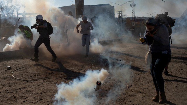 Polisi perbatasan Amerika Serikat menembaki imigran dengan gas air mata karena berusaha menyeberangi perbatasan ke Amerika Serikat dari Tijuana secara ilegal. (Foto: REUTERS / Adrees Latif)