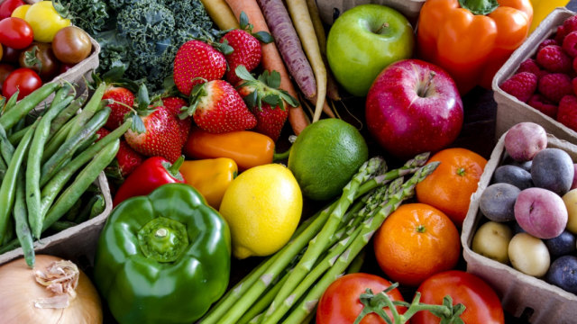 Ilustrasi buah dan sayur-mayur. Foto: Shutterstock