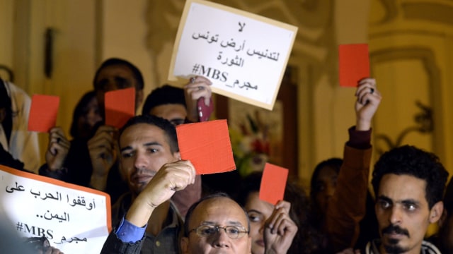 Warga Tunisia berdemonstrasi menentang kunjungan Pangeran Mahkota Saudi Mohammad bin Salman ke Tunisia. (Foto: AFP)