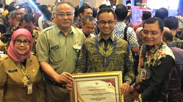 Gubernur DKI Jakarta, Anies Baswedan (dua dari kanan), di Balai Kartini saat menerima penghargaan hasil evaluasi pelayanan publik. (Foto: Moh Fajri/kumparan)