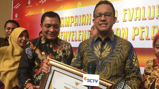 Gubernur DKI Jakarta, Anies Baswedan (kanan), di Balai Kartini saat menerima penghargaan hasil evaluasi pelayanan publik. (Foto: Moh Fajri/kumparan)