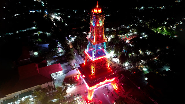 Menara Pakaya yang dihiasi lampu warna-warni dalam rangka menyambut Hari Ulang Tahun (HUT) Kabupaten Gorontalo ke 345. Foto: ANTARA FOTO/Adiwinata Solihin