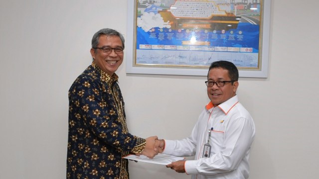 Widyaka Nusapati (kiri) resmi menjabat sebagai Direktur Keuangan Pelindo II. (Foto: Dok. Pelindo II)