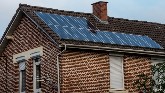 Panel surya dipasang di atap sebuah rumah. (Foto: Philippe Huguen/ AFP)