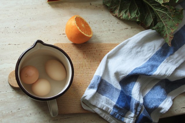 Ilustrasi merendam telur dalam air (Foto: dok.pixabay.com )