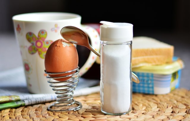 Ilustrasi mengupas telur dengan sendok (Foto: dok.pixabay.com )