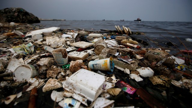 Sampah plastik dan styrofoam di garis pantai di Cilincing di Jakarta. (Foto: REUTERS/Willy Kurniawan)