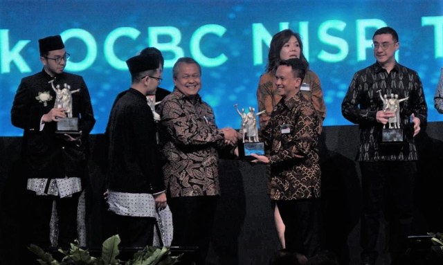 Gubernur Bank Indonesia Perry Warjiyo (tengah) menyerahkan penghargaan dalam acara Bank Indonesia Award. (Foto: Jamal Ramadhan/kumparan)