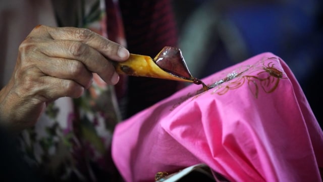 Mewarnai Batik Secara Alami Ramah Lingkungan di Batik Komar (9729)
