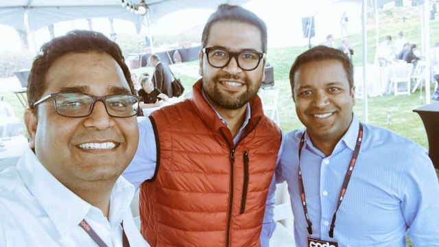Chief Business Officer WhatsApp, Neeraj Arora (tengah). (Foto: Neeraj Arora/Twitter)