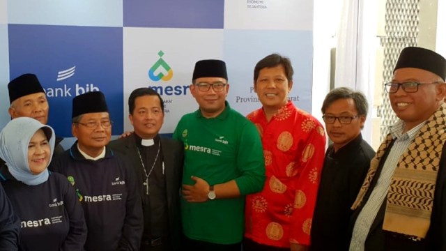 Gubernur Jawa Barat, Ridwan Kamil (keempat dari kanan) dan Bank BJB meluncurkan kredit tanpa bunga untuk warga miskin Jabar bernama Kredit Mesra. (Foto: Instagram/ridwankamil)