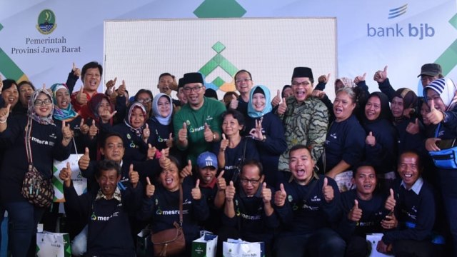 Gubernur Jawa Barat, Ridwan Kamil (tengah) foto bersama dengan karyawan Bank BJB usai meluncurkan Kredit Mesra. (Foto: Instagram/ridwankamil)