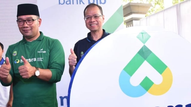 Gubernur Jawa Barat, Ridwan Kamil (kiri) dan Bank BJB meluncurkan kredit tanpa bunga untuk warga miskin Jabar bernama Kredit Mesra. (Foto: Instagram/ridwankamil)