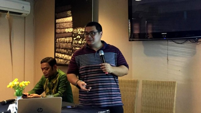 Direktur Eksekutif Median Rico Marbun menyampaikan rilis survei Median. (Foto: Fachrul Irwinsyah/kumparan)