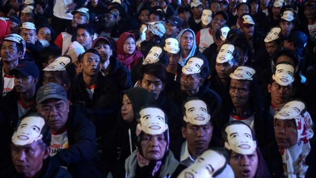 Suasana ribuan orang berkumpul di salah satu gudang di kawasan Olympic Bogorindo, Kabupaten Bogor, Selasa (27/11). (Foto: Iqbal Firdaus/kumparan)