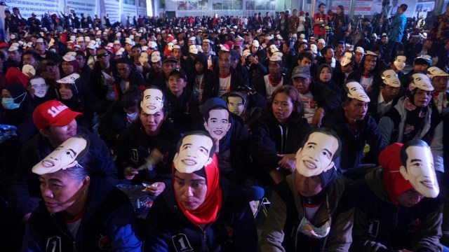 Sekitar ribuan orang berkumpul di salah satu gudang di kawasan Olympic Bogorindo, Kabupaten Bogor, Selasa (27/11). (Foto: Iqbal Firdaus/kumparan)