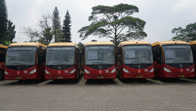Suasana deretan bus Pengangkutan Penumpang Djakarta (PPD) yang terparkir di Pool Ciputat, Tangerang Selatan. (Foto: Fanny Kusumawardhani/kumparan)