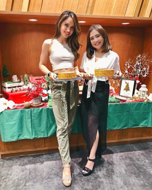 Contek Inspirasi Mix & Match Atasan Putih A la Cinta Laura dan Prilly Latuconsina yuk! (1)