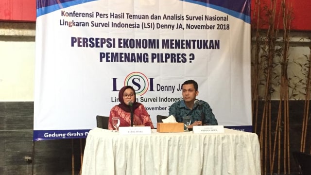Paparan survei LSI bertajuk "Kondisi Ekonomi Tentukan Pemenang Pilpres" oleh Peneliti LSI Ardian Sopa di Kantor LSI, Jakarta Timur, Selasa (27/11) (Foto: Rafyq Panjaitan/kumparan)