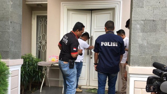 Polisi Akan Lakukan Olah TKP di Rumah Angel Lelga (Foto: Giovanni/kumparan)