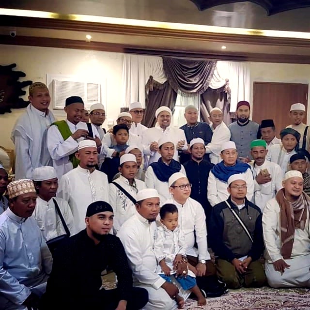 Teuku Wisnu dan Mario Irwinsyah bertemu Rizieq Syihab di Makkah. (Foto: Dok. Istimewa)