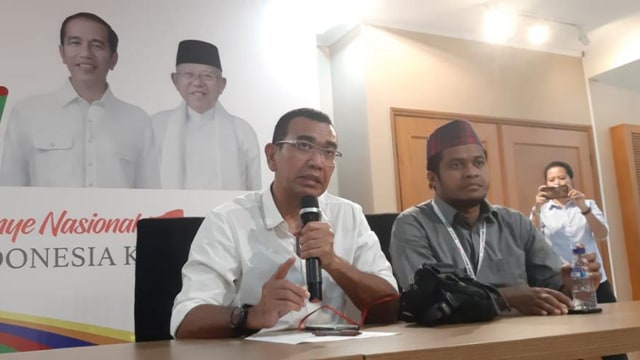 Juru Bicara TKN Jokowi-Ma'ruf Amin, Arya Sinulingga di Posko Cemara. (Foto: Rafyq Panjaitan/kumparan)