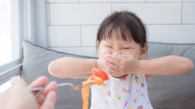 Ilustrasi anak menolak makanan saat bertamu (Foto: Shutterstock)