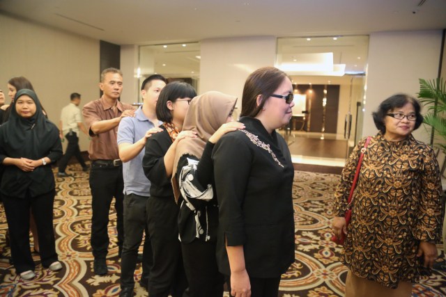 Para pengunjung dipandu oleh rekan dari Yayasan Mitra Netra (Foto: Dok. Fairmont Jakarta)