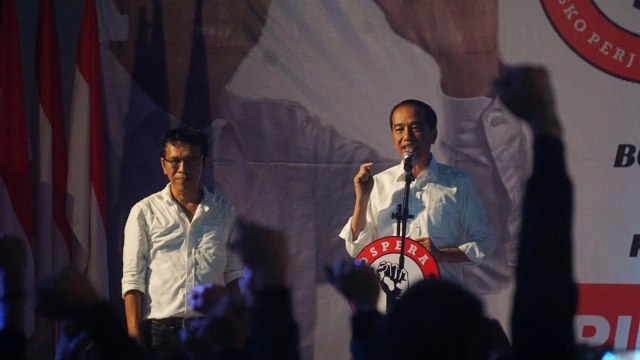 Presiden Joko Widodo (kanan) bersama Adian Napitupulu (kiri) di acara pelantikan pelantikan 7000 Jokowi di Pergudangan Olympic Bogorindo. Foto: Iqbal Firdaus/kumparan