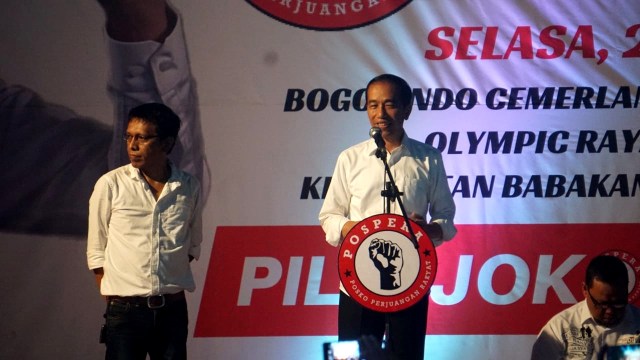 Presiden Joko Widodo (kanan) bersama Adian Napitupulu (kiri) di acara pelantikan pelantikan 7000 Jokowi di Pergudangan Olympic Bogorindo. (Foto: Iqbal Firdaus/kumparan)