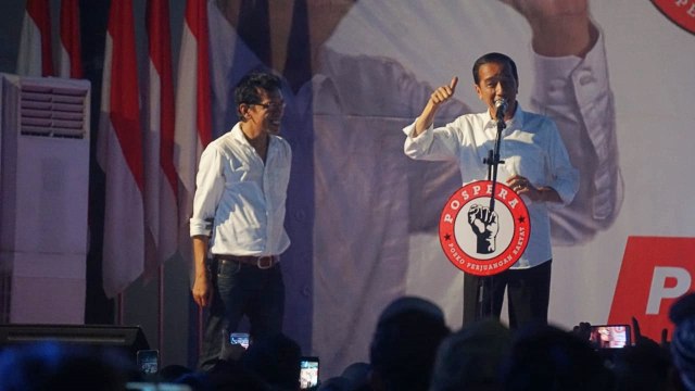 Presiden Joko Widodo (kanan) bersama Adian Napitupulu (kiri) di acara pelantikan pelantikan 7000 Jokowi di Pergudangan Olympic Bogorindo. (Foto: Iqbal Firdaus/kumparan)