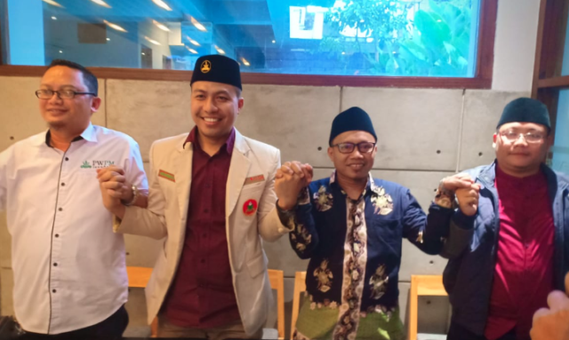 Caketum Pemuda Muhammadiyah Sunanto (kedua dari kanan) bersama Sukron (kedua dari kiri). (Foto: Istimewa)