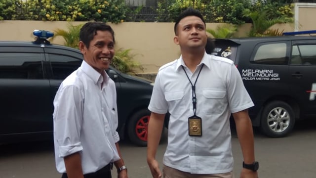 Ketua RT Abdul Bachri dan Anggota Jatanras saat olah TKP kediaman Angel Lelga. (Foto: Giovanni/kumparan)