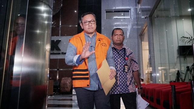 Tersangka Bupati Pakpak Bharat, Remigo Yolando Berutu usai diperiksa di Gedung KPK, Jakarta, Selasa (27/11). (Foto: Jamal Ramadhan/kumparan)