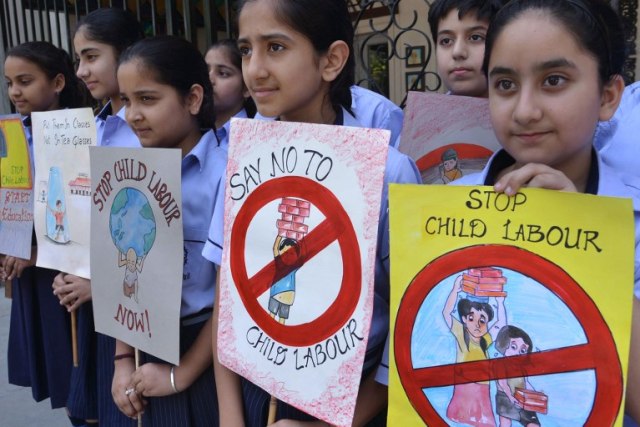 Anak-anak perempuan mengikuti demo untuk menentang praktik pekerja anak di India. (Foto: NARINDER NANU / AFP)