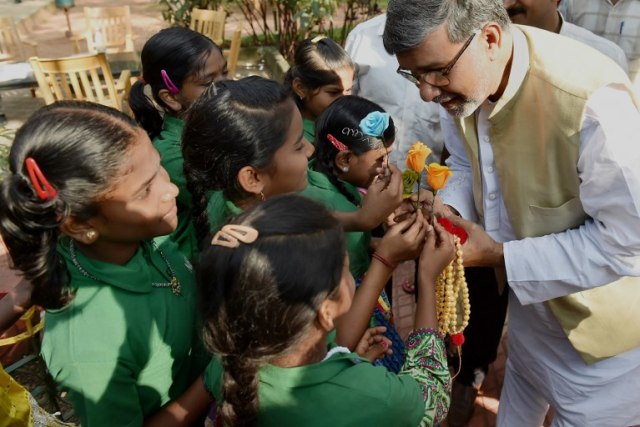 Kailash Satyarthi bersama dengan anak-anak perempuan di India. (Foto: MANJUNATH KIRAN / AFP)