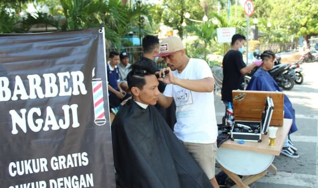 Barber Ngaji mengadakan cukur gratis setiap Jumat di Alun-alun Kota Tegal. (Foto: Dok. pribadi)