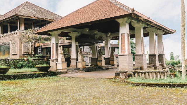 Ghost Palace Hotel di Buleleng, Bali (Foto: Flickr/Anton Minaev)