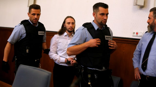 Pelaku penyerangan bos pemain Borussia Dormund Sergej Wenergold dalam sidang vonis di pengadilan Dortmund. (Foto: REUTERS/Leon Kuegeler)