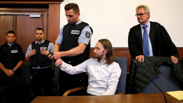 Pelaku penyerangan bos pemain Borussia Dormund Sergej Wenergold dalam sidang vonis di pengadilan Dortmund. (Foto: REUTERS/Leon Kuegeler)